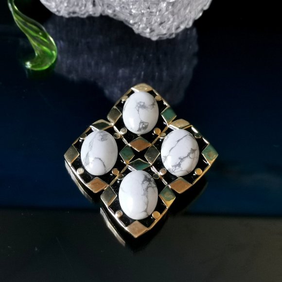 Vintage White Gray Marble Howlite Stones Gold-Tone and Black Enamel Brooch Pin - Picture 3 of 6